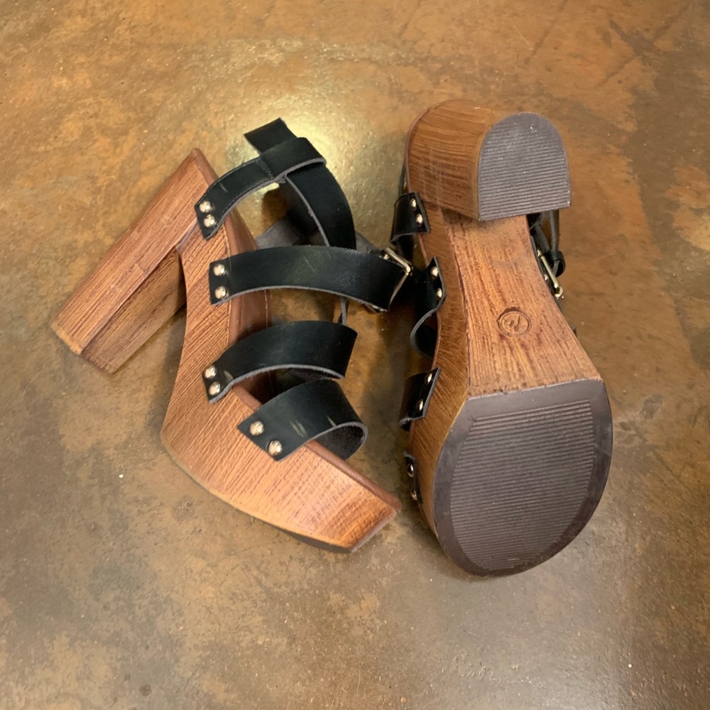 Wooden platform sandals with black straps